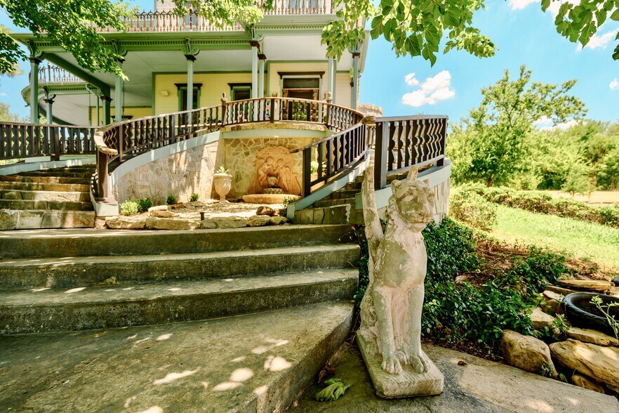 More Photos Of 310 Ball Park Loop, Denison Hospitality For Sale