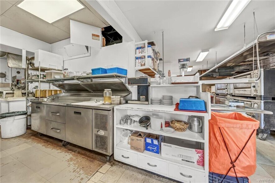 More Photos Of 3019 Pine Ave, Niagara Falls Restaurant For Sale