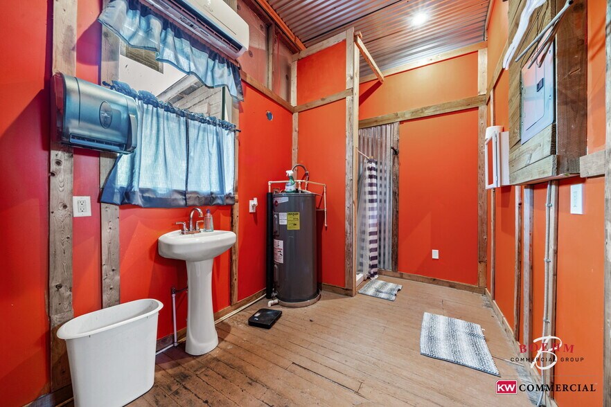 More Photos Of 23699-23737 W US Highway 290, Harper Storefront For Sale