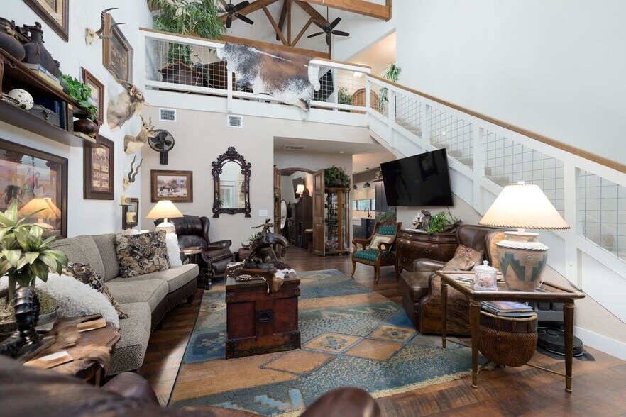 More Photos Of 504 Tivy St, Kerrville Flex For Sale