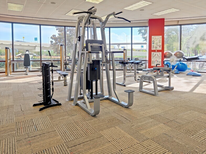 More Photos Of 2950 N Loop Fwy W, Houston Coworking Space