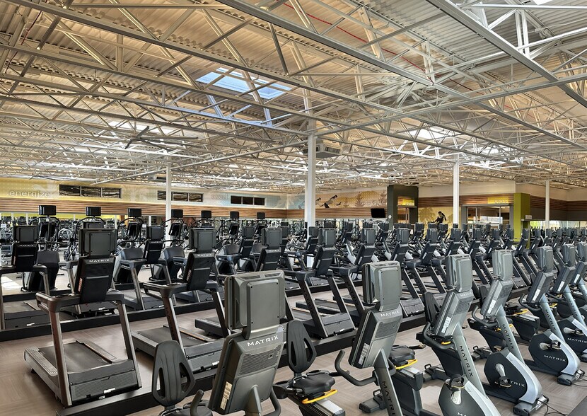 More Photos Of 37270 Van Dyke Ave, Sterling Heights Health Club For Sale