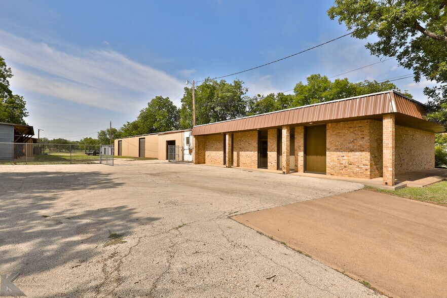 More Photos Of 411 E South 11th St, Abilene Warehouse For Lease