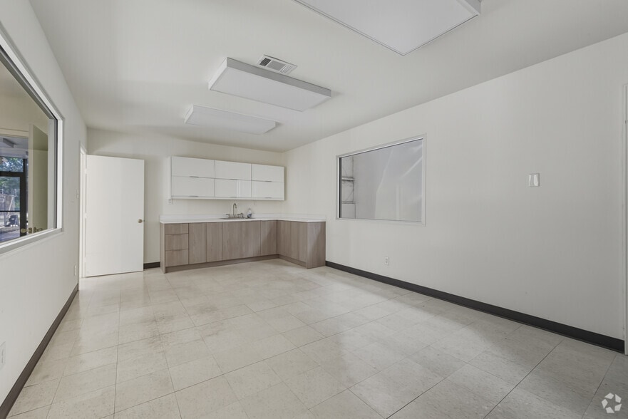 More Photos Of 1800 Sherwood Forest St, Houston Warehouse For Lease