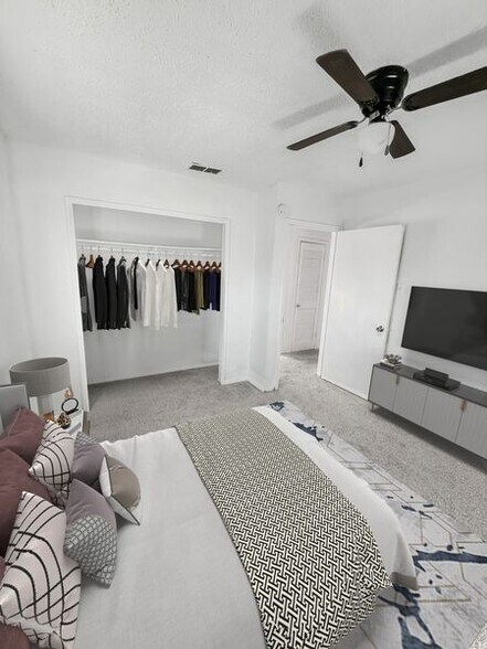 More Photos Of 1105 Westwood Ln, Giddings Apartments For Sale