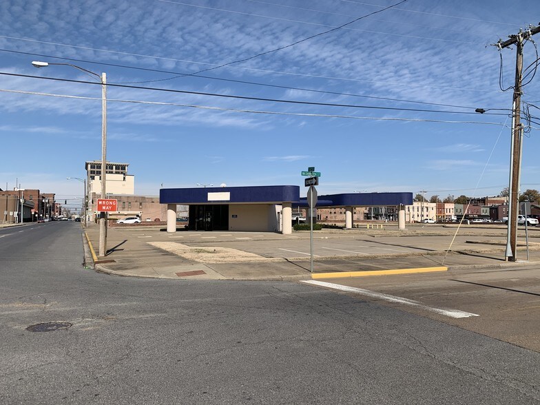 More Photos Of 325 Washington St, Paducah Bank For Lease