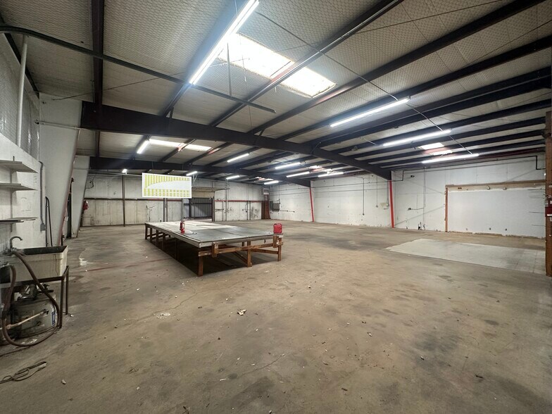 More Photos Of 2421 Thomas Rd, Haltom City Warehouse For Sale