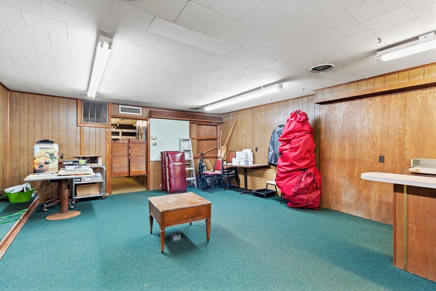 More Photos Of 911 N Broadway Ave, Ada Restaurant For Sale