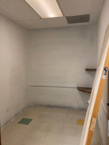 More Photos Of 1779 N Zaragosa Rd, El Paso Storefront For Sale