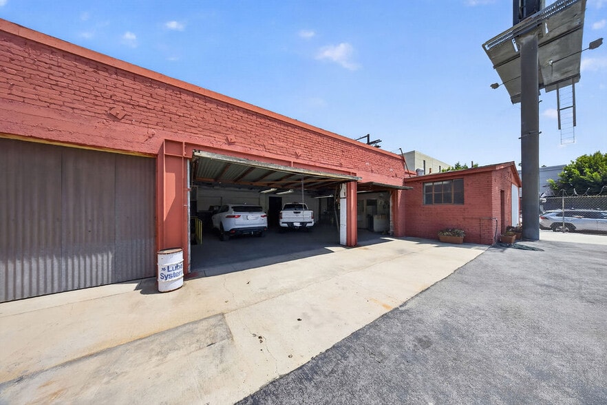 More Photos Of 959 Gower St, Los Angeles Auto Repair For Lease