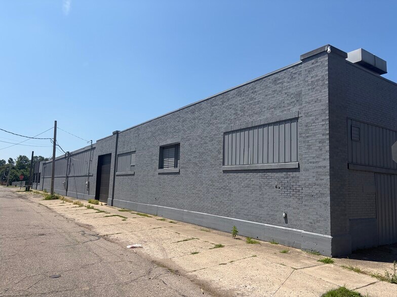 More Photos Of 309 N Prospect St, Sturgis Light Manufacturing For Sale