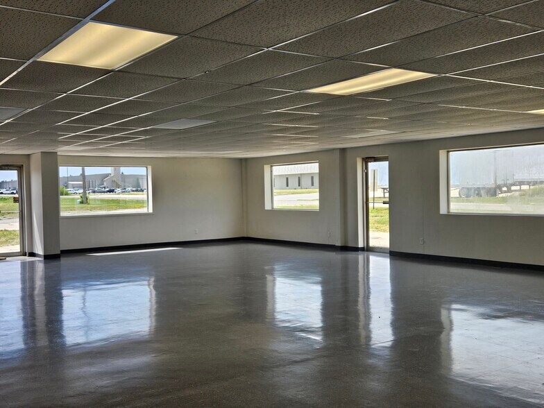 More Photos Of 1300 W Saunders St, Mount Pleasant Showroom For Lease
