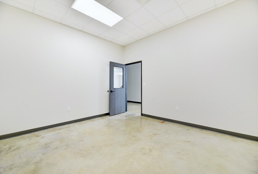 More Photos Of 11215 Conroy Ln, Austin Showroom For Lease