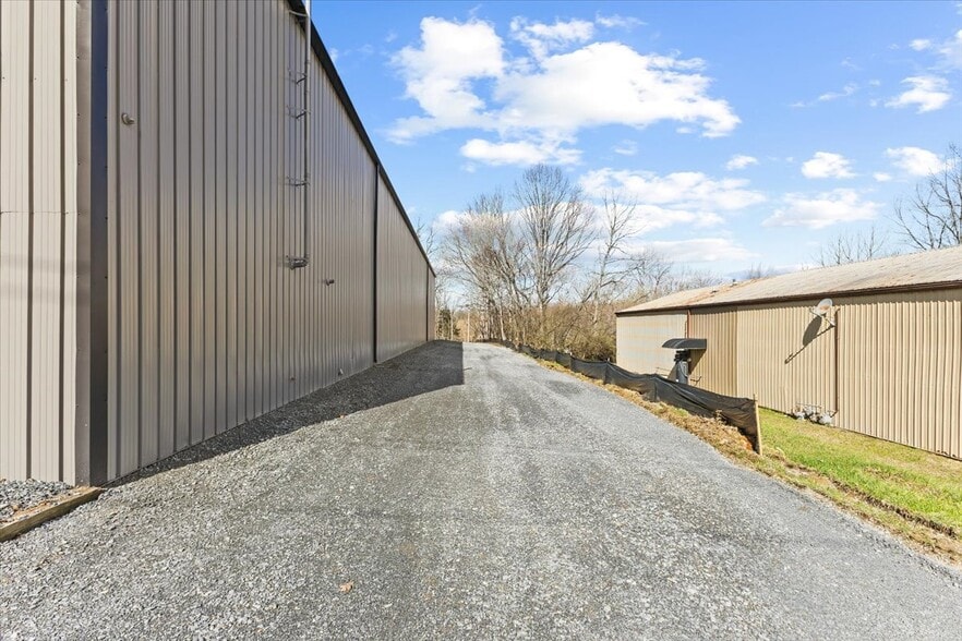 More Photos Of 309 E Springbrook Dr, Johnson City Flex For Lease