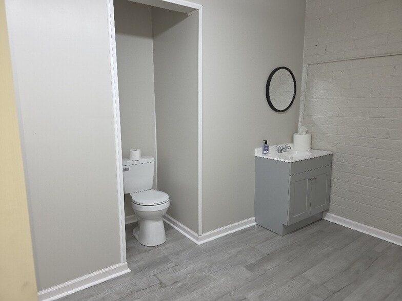More Photos Of 915 Curtis St, Monroe Distribution For Lease