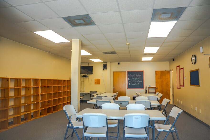 More Photos Of 239 Maxwell Ave, Greenwood General Retail For Sale