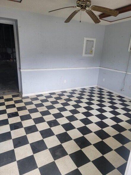 More Photos Of 7744 S Highway 27, Burnside Flex For Lease