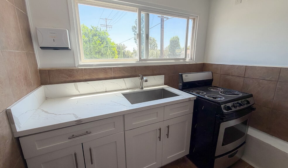 More Photos Of 11685 Magnolia Blvd, North Hollywood General Retail For Lease