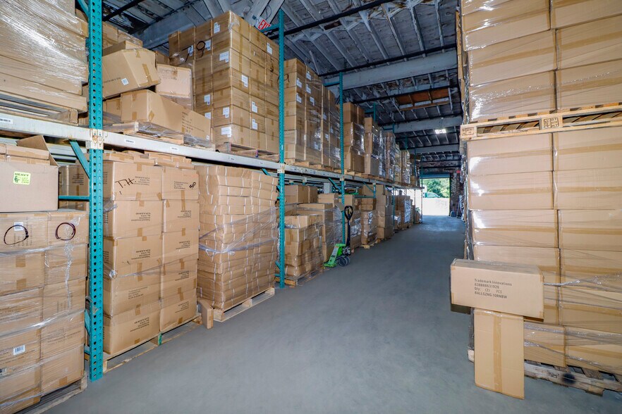 More Photos Of 827 Douglas Ave, Portsmouth Warehouse For Lease