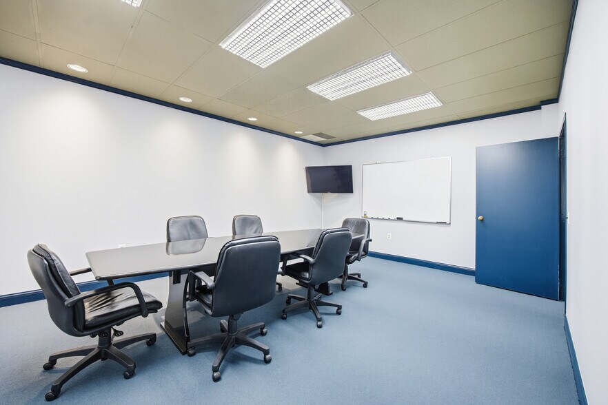 More Photos Of 261-275 E Maple Rd, Birmingham Storefront Retail Office For Lease