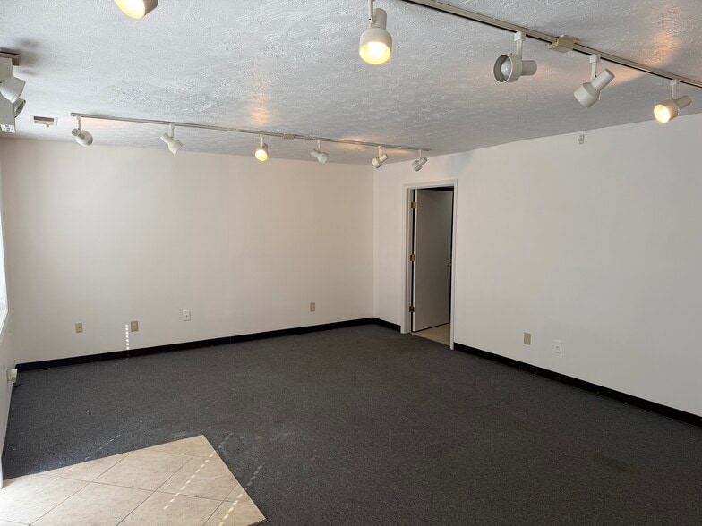 More Photos Of 207 Big Run Rd, Lexington Warehouse For Lease