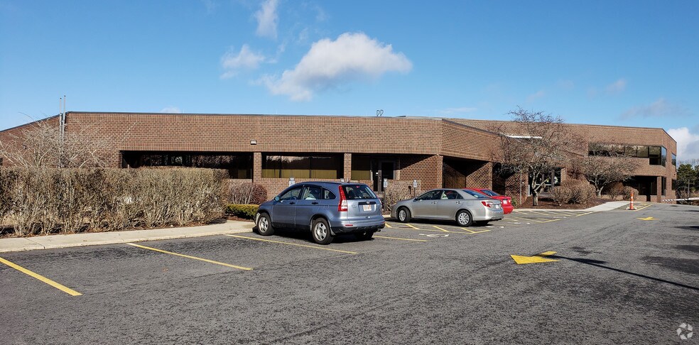 More Photos Of 40 Industrial Park Rd, Plymouth Medical For Lease