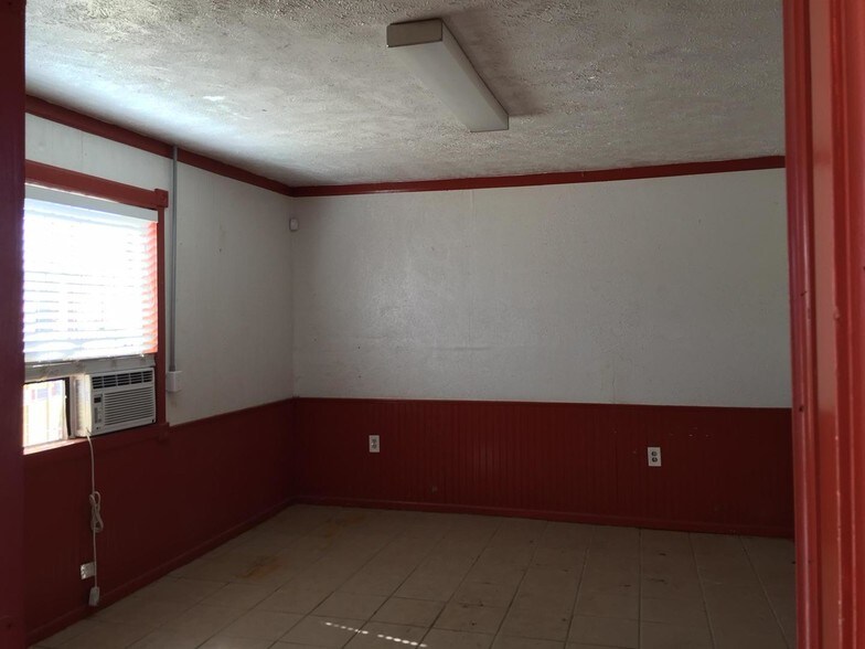 More Photos Of 7735 Lettie St, Houston Auto Salvage Facility For Lease