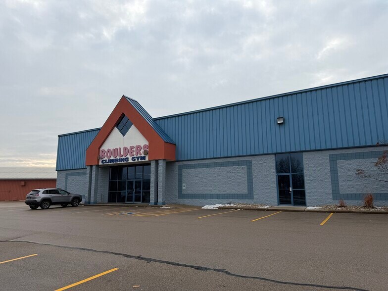 Primary Photo Of 3964-3980 Commercial Ave, Madison Flex For Lease