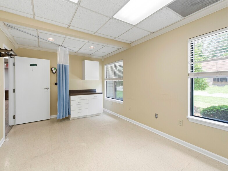 More Photos Of 1998 Hendersonville Rd, Asheville Medical For Sale