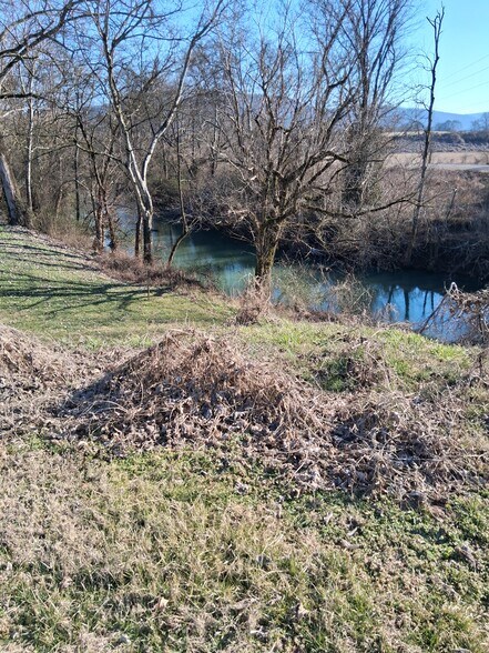 More Photos Of 22 Riverview Ave, Pikeville Freestanding For Sale