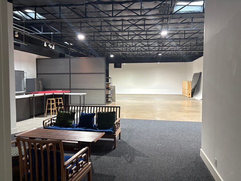 More Photos Of 2119-2133 Farrington St, Dallas Warehouse For Sale