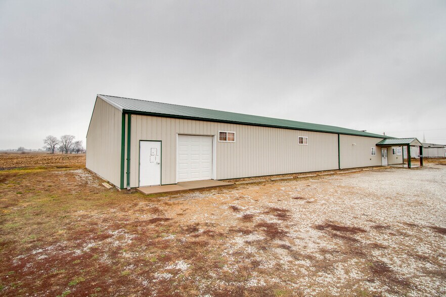 More Photos Of 22987 Cherry Ln, Jerseyville Storefront For Sale