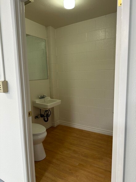 More Photos Of 15204 Stagg St, Van Nuys Distribution For Lease