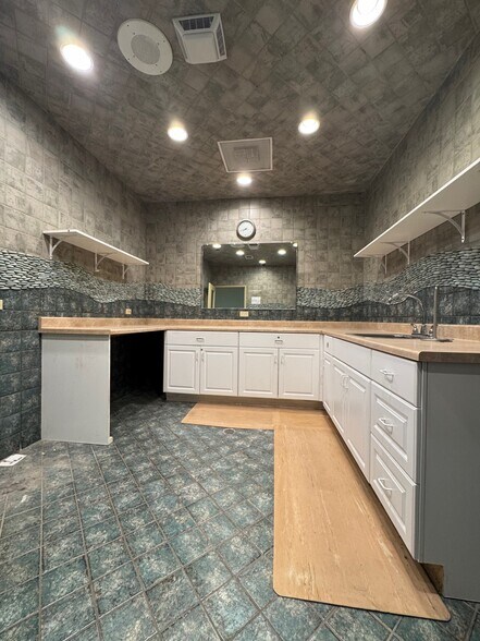 More Photos Of 31975-31985 Lodge Rd, Auberry Medical For Lease