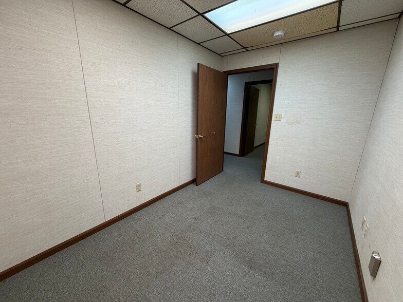 More Photos Of 305 N Mason St, Carrollton Office For Sale