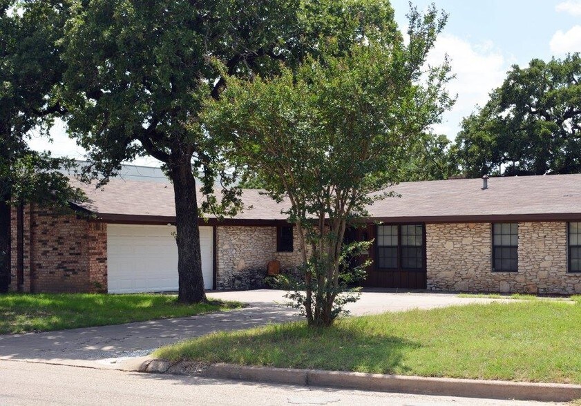 More Photos Of 207 N 10th St, Gatesville Specialty For Sale