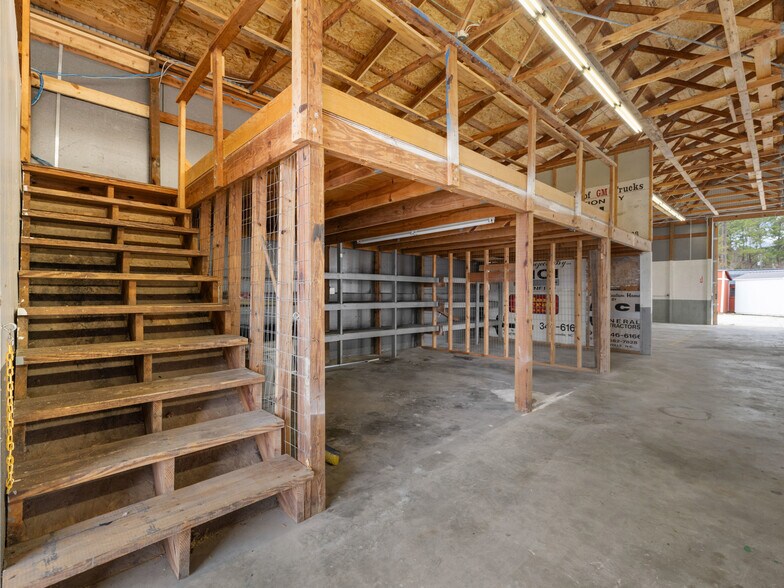 More Photos Of 3261 New Bern Hwy, Jacksonville Light Distribution For Lease