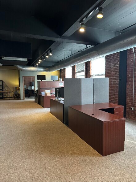 More Photos Of 407 Broad St, Chattanooga General Retail For Lease