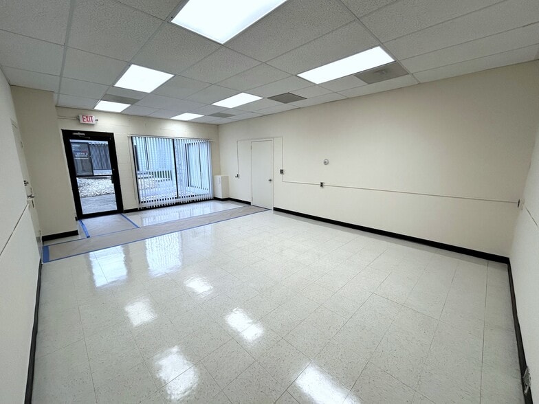 More Photos Of 7207 Lockport Pl, Lorton Warehouse For Lease