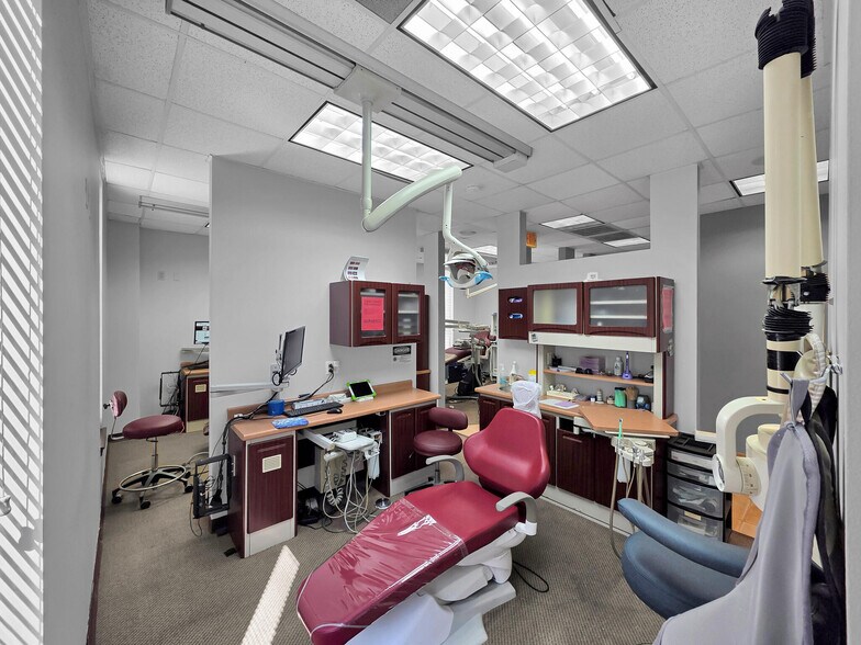 More Photos Of 6429 Fairmont Pky, Pasadena Office For Sale