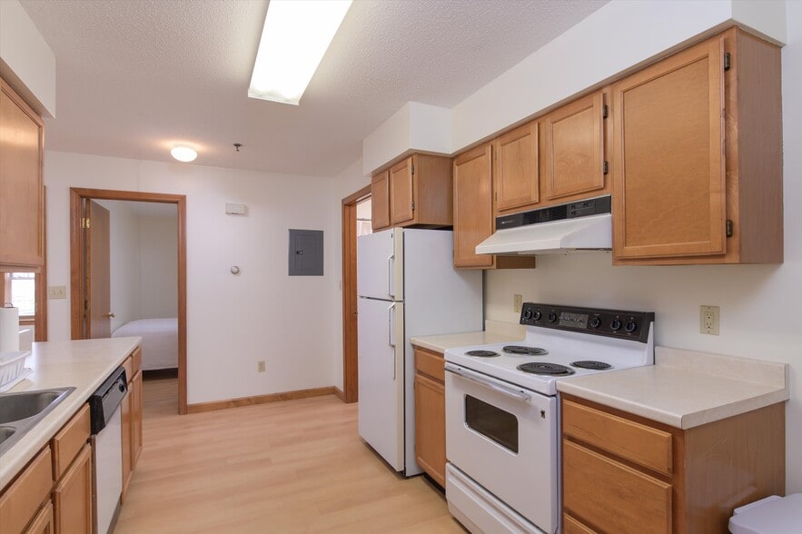 More Photos Of 156 Main St, Ludlow Office For Sale