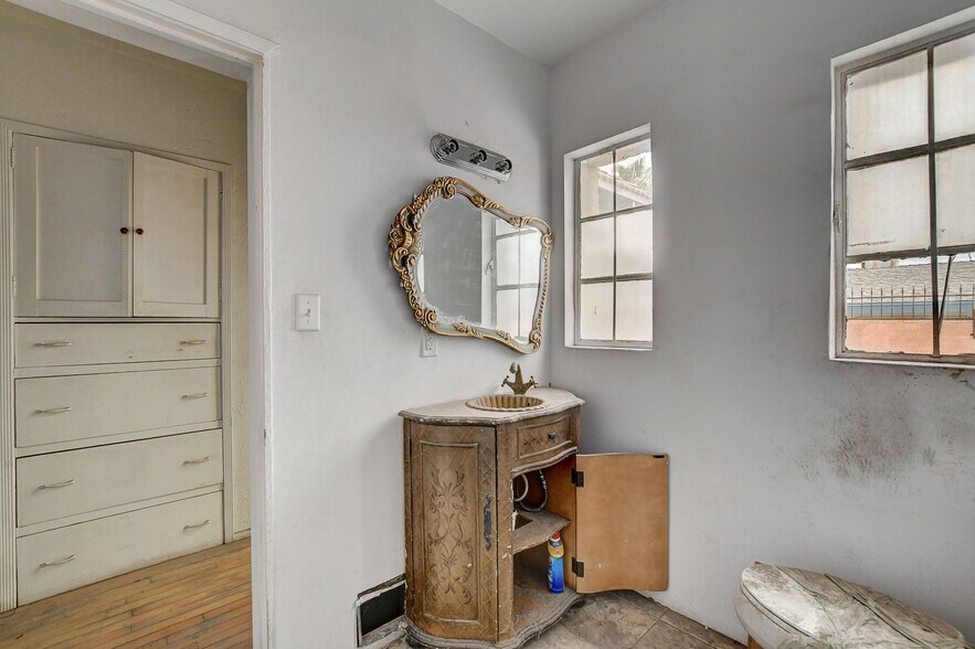 More Photos Of 901 E Ogden Ave, Las Vegas General Retail For Sale