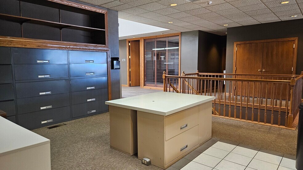 More Photos Of 1900-1940 Craigshire Dr, Saint Louis Flex For Sale