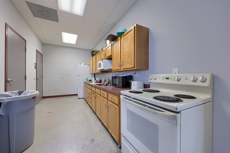 More Photos Of 220 Orlan Rd, New Holland Showroom For Sale