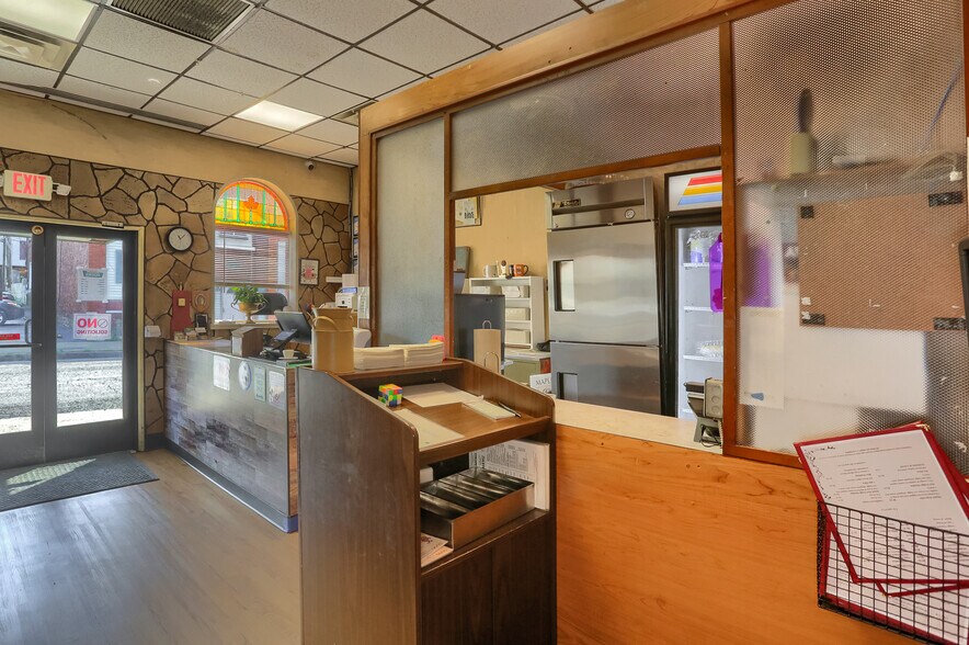 More Photos Of 463 Maplewood Ave, Ambridge Restaurant For Sale