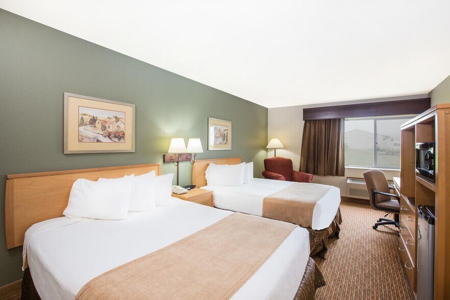 More Photos Of 2704 17th St, Spirit Lake Hotel For Sale