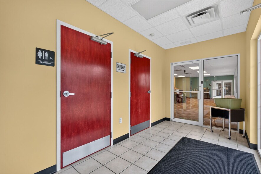 More Photos Of 1567 W Diane St, Ozark Office For Sale