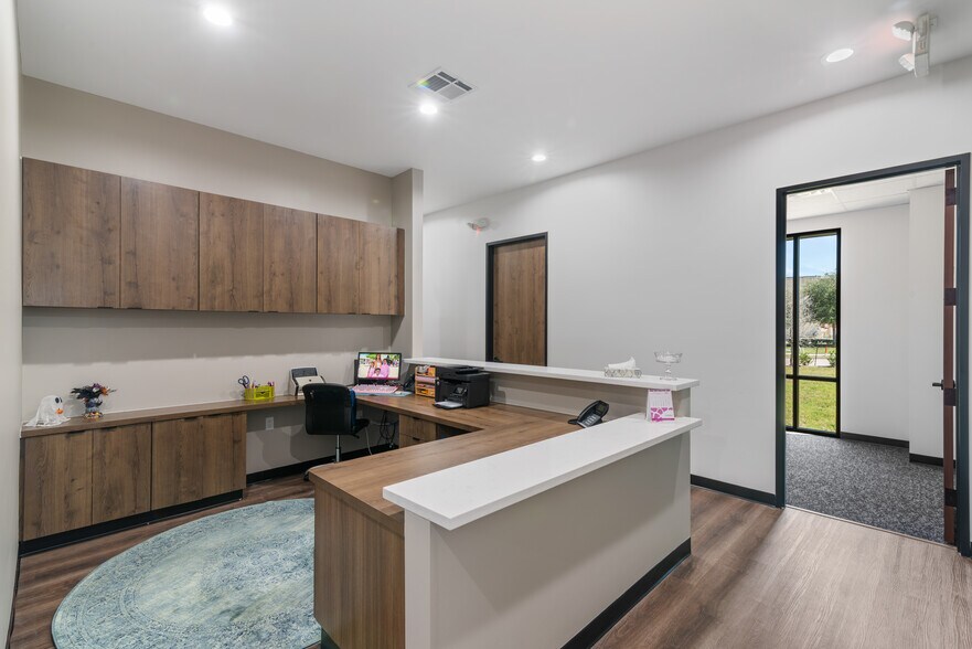 More Photos Of 7102 Tarrington Ave, Sugar Land Medical For Sale