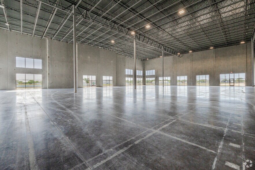 More Photos Of 1217 W MacArthur Rd, Wichita Warehouse For Sale