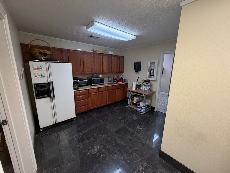 More Photos Of 18525 I-30 Hwy, Benton Showroom For Sale